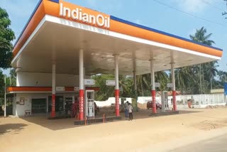 Vehicles from Kerala opts petrol pumbs  Vehicles from Kerala opts petrol pumbs in border  petrol pumbs in Karnataka border  Fuel Tax  Kerala Registered Vehicles  ഇന്ധന നികുതി  നികുതി ഭാരം ഭയന്ന്  അതിര്‍ത്തിയിലേക്ക് ഓടി വാഹനങ്ങള്‍  നേട്ടം കൊയ്‌ത് തലപ്പാടിയും മാഹിയും  ആളൊഴിഞ്ഞ് സംസ്ഥാനത്തെ പമ്പുകള്‍  ഇന്ധനങ്ങളില്‍ സംസ്ഥാനം ചുമത്തിയ നികുതി  തലപ്പാടിയിലും മാഹിയിലും  പെട്രോൾ പമ്പുകൾ  തലപ്പാടിയിലെ പെട്രോൾ പമ്പ്  കേരളത്തില്‍ പെട്രോളിന്  കര്‍ണാടകയില്‍ പെട്രോളിന്  മാഹിയില്‍ പെട്രോളിന്  ഒരു ലിറ്റര്‍ പെട്രോളിന്  തലപ്പാടി  പെട്രോൾ