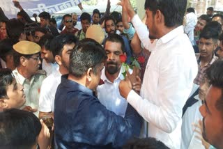 Student leaders gave roses to doctors