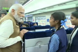 PM talked with students in vande bharat train