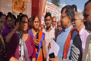 Women surrounded energy minister MP