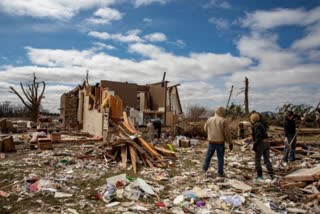 tornadoes rake US Midwest