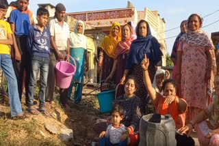 Water Problem: People of Bhawanipur yearning for drinking water drop by drop, raised slogans