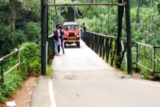 Ponmudi Suspension bridge  travel and transport banned  Ponmudi  Suspension bridge  Idukki Ponmudi  District authority  കാലപ്പഴക്കവും ബലക്ഷയവും  പൊന്‍മുടി തൂക്കുപാലത്തിലൂടെ  തൂക്കുപാലത്തിലൂടെയുള്ള ഗതാഗതം  ഗതാഗതം പൂര്‍ണമായി നിരോധിച്ച്  ജില്ല ഭരണകൂടം  രാജക്കാട്  ഇടുക്കി  പൊന്‍മുടി  ജില്ല കലക്‌ടര്‍  വാഹനങ്ങളുടെ ഗതാഗതം