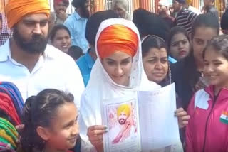 Reena Rai: On Deep Sidhu's birthday, Reena Rai distributed kits with pictures of Deep Sidhu to children