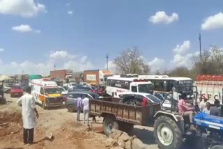 traffic jam due to truck overturning at khubat