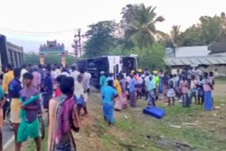 tourist-bus-from-kerala-to-velankanni-met-an-accident-in-thanjavur