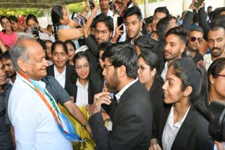 Chief Minister Ashok Gehlot met students