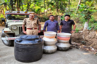 five hundred liter wash seized in Thamarassery  wash seized in Excise Raid  wash seized in Excise Raid Thamarassery  five hundred liter wash seized in Excise Raid  Excise Raid  എക്‌സൈസ് റെയ്‌ഡ്  വാഷും വാറ്റ് ഉപകരണങ്ങളും പിടിച്ചെടുത്തു  ഈസ്റ്റര്‍  വിഷു  താമരശ്ശേരി എക്‌സൈസ് സംഘം  താമരശ്ശേരി എക്‌സൈസ്