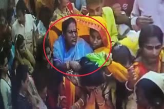 Woman gold chain theft during worship in temple in Dhanbad