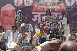 जंतर मंतर पर कांग्रेस की महिला मोर्चा ने किया प्रदर्शन