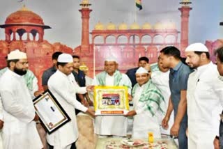 CM nitish sitting under red fort background