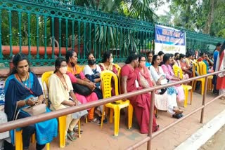 Pre primary employees with indefinite strike  ശമ്പളം തുച്ഛമായ തുക  ലഭിക്കുന്നതോ എപ്പോഴെങ്കിലും  അനിശ്ചിതകാല സമരവുമായി പ്രീ പ്രൈമറി ജീവനക്കാര്‍  പ്രീ പ്രൈമറി ജീവനക്കാര്‍  പ്രീ പ്രൈമറി ജീവനക്കാര്‍  കേരള പ്രീ പ്രൈമറി ടീച്ചേഴ്‌സ്  ആയാസ് അസോസിയേഷന്‍  kerala news updates  latest news in kerakla  latest news in kerala