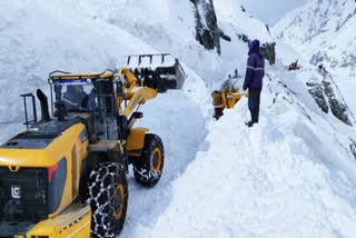 Srinagar-LEH highway closed after snow avalanches