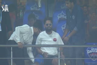 IPL 2023  Rishabh Pant  Delhi Capitals  Delhi Capitals vs gujarat titans  Pant first public appearance since accident  IPL  റിഷഭ്‌ പന്ത്  ഡല്‍ഹി ക്യാപിറ്റല്‍സ്  ഗുജറാത്ത് ടൈറ്റന്‍സ്  Rishabh Pant injury  ഐപിഎല്‍ കാണാന്‍ റിഷഭ്‌ പന്ത്