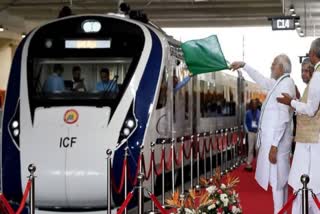 वंदे भारत एक्सप्रेस ट्रेन को हरी झंडी दिखाते पीएम मोदी