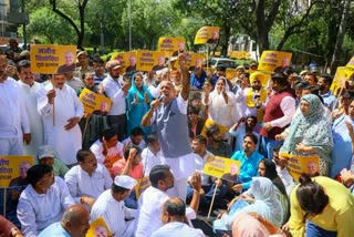 भाजपा कार्यालय के बाहर AAP नेताओं का प्रदर्शन