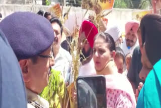 In Patiala Captain's daughter staged a sit-in with the farmers against the Punjab government