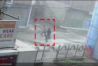cctv-footage-baramulla-incident-where-two-militant-associate-flee-from-police-stattion
