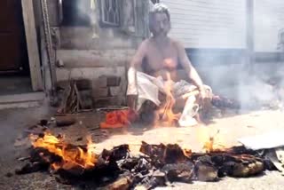 baba Vinod chhipa sat between fire in extreme heat