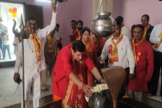Saurabh Bhardwaj worshiped in temple