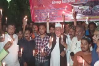 bahraich-bhinga-road people with candles in hands protest