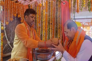 हनुमान जयंती पर लखनऊ में पूर्व मंत्री मोहसिन रजा ने मंदिर में चढ़ाया प्रसाद.
