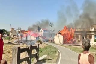 सीतमढ़ी में आग से कई घर जले