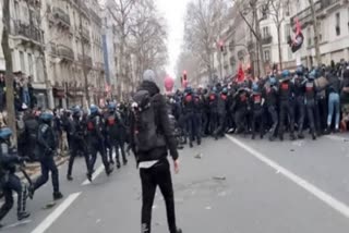 پیرس میں پولیس کا مظاہرین پر لاٹھی چارج