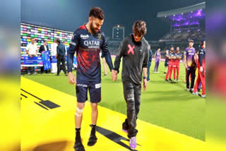 bollywood star shah rukh khan latest news  shah rukh and virat kohli together  SRK dances with Virat on Pathaan song  SRK and Virat in one frame  Shah rukh khan at eden gardens Kolkata  RCB vs KKR  ಆರ್​ಸಿಬಿ ಕೆಕೆಆರ್​ ಪಂದ್ಯ  Jhoome Jo Pathaan ಸಾಂಗ್​ನ ಸ್ಟೆಪ್ಸ್​ ಕಲಿಸಿದ ಶಾರುಖ್​ ವಿರಾಟ್​ಗೆ Jhoome Jo Pathaan ಸಾಂಗ್​ನ ಸ್ಟೆಪ್ಸ್​ ವಿರಾಟ್ ಕೊಹ್ಲಿಗೆ ಶಾರುಖ್ ಖಾನ್ ಪಠಾಣ್ ಚಿತ್ರದ ಹಾಡು  ಸಾಮಾಜಿಕ ಜಾಲತಾಣದಲ್ಲಿ ಸಖತ್​ ವೈರಲ್  ರಾಯಲ್ ಚಾಲೆಂಜರ್ಸ್ ಬೆಂಗಳೂರು  ಶಾರುಖ್ ಖಾನ್ ಮಾಲೀಕತ್ವದ ಕೋಲ್ಕತ್ತಾ ನೈಟ್ ರೈಡರ್ಸ್  RCB ಸ್ಟಾರ್ ವಿರಾಟ್ ಕೊಹ್ಲಿ