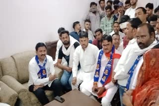BJP MLA seen with BSP workers in Bhind