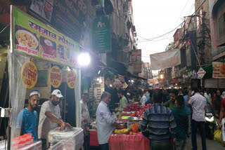 ماہ صیام میں افطاری  کے خریداروں کے لئے سوجتے ہیں بازار