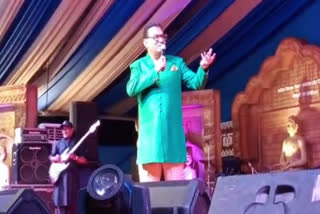 Singer Abhijeet Bhattacharya  Singer Abhijeet Bhattacharya asks for litti chokha  litti chokha  Bihar sweet litti chokha  ഗാനമേള പകുതിയില്‍ നിര്‍ത്തി അഭിജിത് ഭട്ടാചാര്യ  അഭിജിത് ഭട്ടാചാര്യ  ലിട്ടി ചോക്ക  ലിട്ടി ചോക്ക എന്ന ബിഹാറിന്‍റെ തനത് പലഹാരം  ബിഹാറിന്‍റെ തനത് പലഹാരം ലിട്ടി ചോക്ക  ബോളിവുഡ് ഗായകന്‍ അഭിജിത് ഭട്ടാചാര്യ