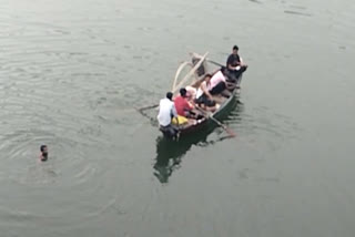 woman jumps into river in mandsaur