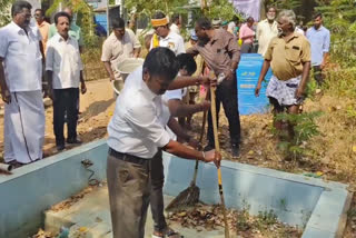 பூங்காவை சுத்தம் செய்த அதிகாரிகள்