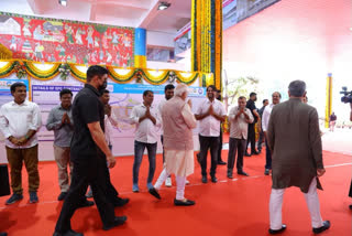 Modi warmly greets BJP state office staff