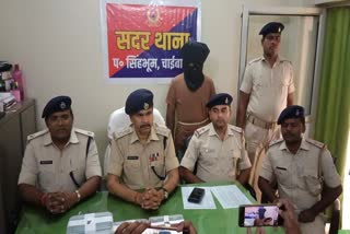 http://10.10.50.75//jharkhand/08-April-2023/jh-wes-01-police-handcuffs-bullets-and-knives-were-also-recovered-from-the-criminal-who-robbed-and-snatched-mobile-in-sadar-bazar-byte-jh10021_08042023163758_0804f_1680952078_80.jpg