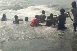 water suddenly released from omkareshwar dam Maharashtra devotees trapped in rock between narmada river in khandwa