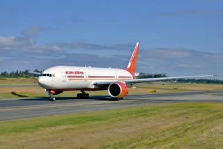 Air India deboards unruly passenger  Air India deboarded unruly passenger  Air India  യാത്രക്കാരനെ ഇറക്കിവിട്ട് എയര്‍ ഇന്ത്യ  എയര്‍ ഇന്ത്യ  ഇന്ദിരാഗാന്ധി ഇന്‍റര്‍നാഷണല്‍ എയര്‍പോര്‍ട്ട്  വിമാനം തിരിച്ചിറക്കി  യത്രക്കാരനെ ഇറക്കിവിട്ടു  ഇന്‍ഡിഗോ