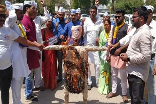 AAP workers burnt effigy of Kailash Vijayvargiya