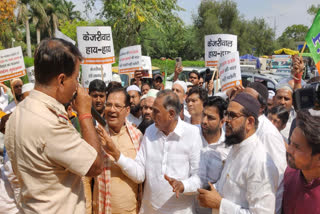 हज हाउस का ताला खुलवाने की मांग को लेकर मुख्यमंत्री आवास पर प्रदर्शन करने पहुंचे हज कमेटी के लोग