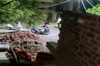 gwalior girls uproar on middle of road