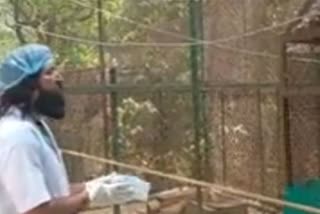 Arif met his friend Saras in Kanpur Zoo, stork looked desperate to come out of enclosure, watch video