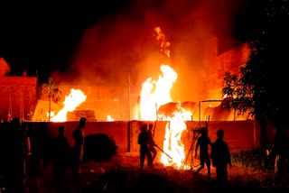 बगहा में 8 घर जलकर राख
