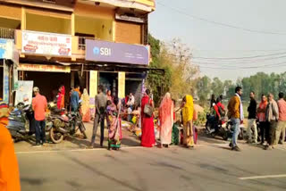 Crowd of women in a bank in Mandla