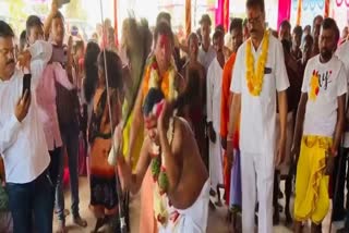 Minister Kawasi Lakhma whips himself in Mandai mela in sukma