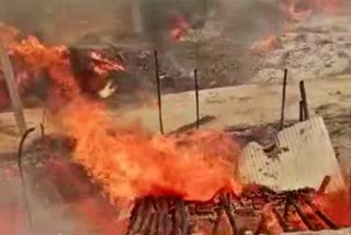 बेतिया में आग लगने से आधा दर्जन घर जले