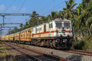 women assaulted in maveli express  thiruvananthapuram mangalapuram maveli express  Train Attack  മാവേലി എക്‌സ്പ്രസില്‍ യുവതിക്ക് നേരെ ആക്രമം  കണ്ണൂർ പഴയങ്ങാടി  ഷൊര്‍ണൂര്‍  ആര്‍പിഎഫ്  ട്രെയിൻ തീവെപ്പ്