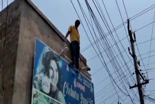 shopkeeper jumped from the roof