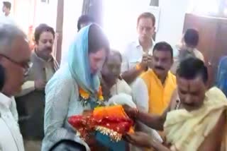 Priyanka Gandhi visit Mata Danteshwari temple