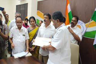 DK Shivakumar distributed Form B at KPCC office